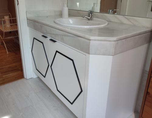 Mueble de baño lacado blanco