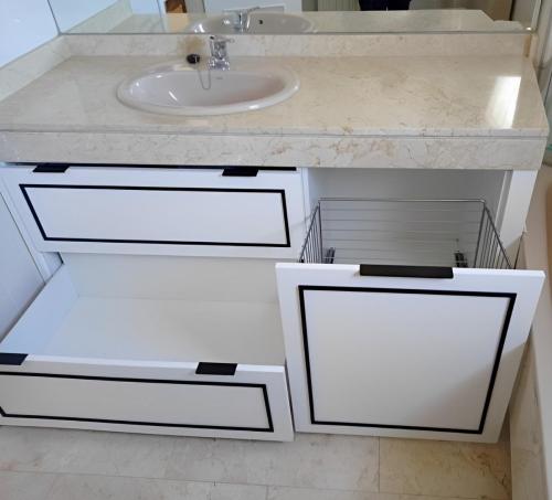 Mueble de baño lacado blanco